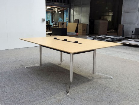 极简不锈钢脚会议台